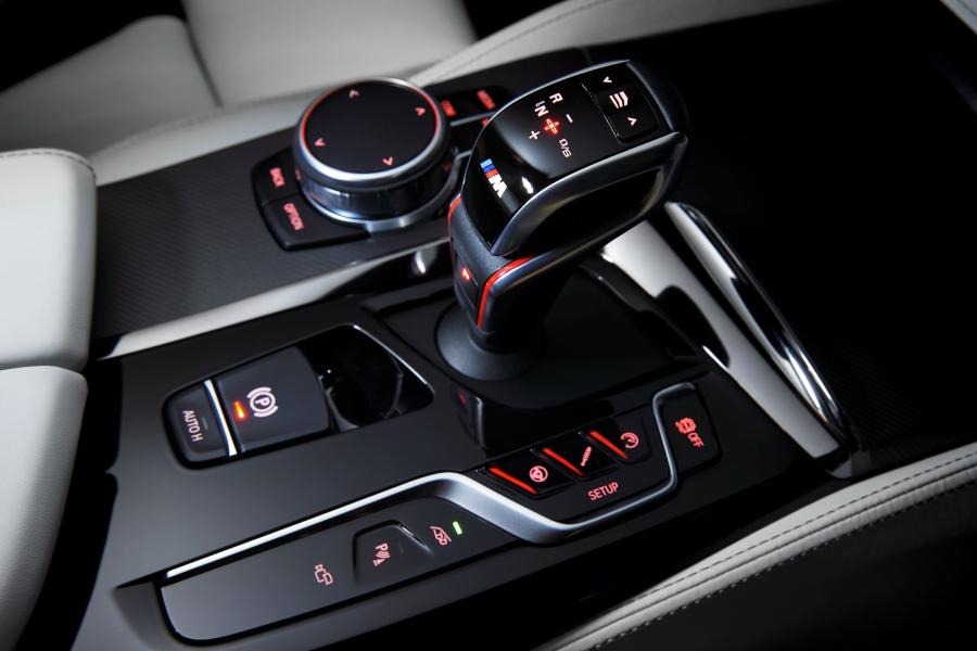 Детали интерьера BMW M5 (F90) 2018 года  (AU) (фото 15 из 31)